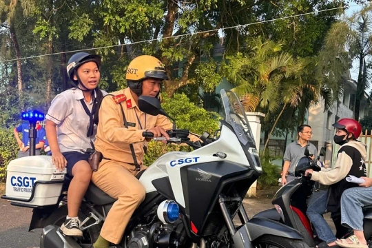 CSGT hỗ trợ thí sinh thi tốt nghiệp THPT lấy giấy tờ để quên