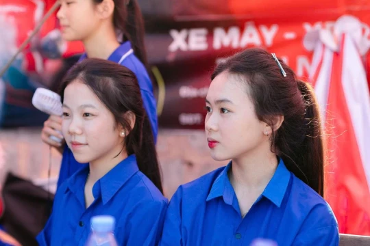 Những bóng hồng tiếp sức mùa thi ở huyện biên giới Nghệ An