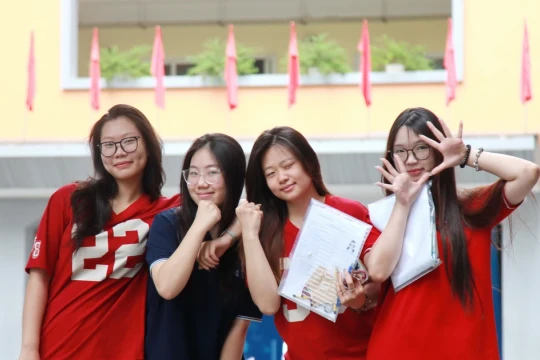 Gương mặt rạng rỡ hoàn thành bài thi cuối Kỳ thi tốt nghiệp THPT 2025