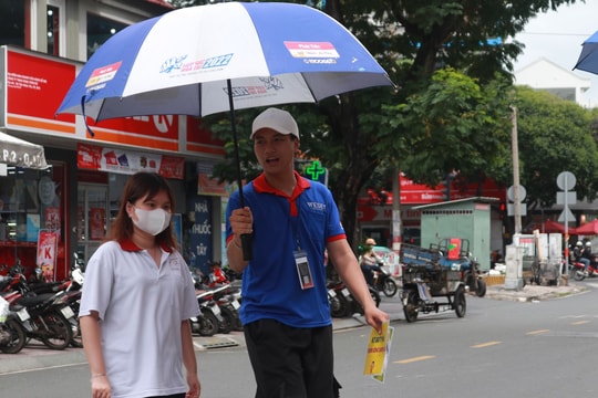 Sinh viên tình nguyện luôn sát cánh cùng các sĩ tử tại TP Hồ Chí Minh