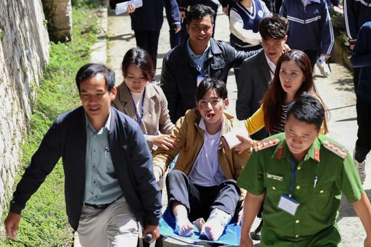 Hai sĩ tử bị tai nạn kìm nén nỗi đau hoàn tất bài thi, tự tin đạt điểm cao