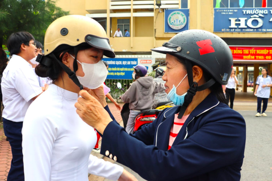 Kỳ thi tốt nghiệp THPT 2025 Vượt mưa lũ, ấm tình người