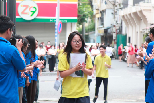 Kỳ thi tốt nghiệp THPT 2025 5 thí sinh bị đình chỉ trong buổi thi sáng 27/6