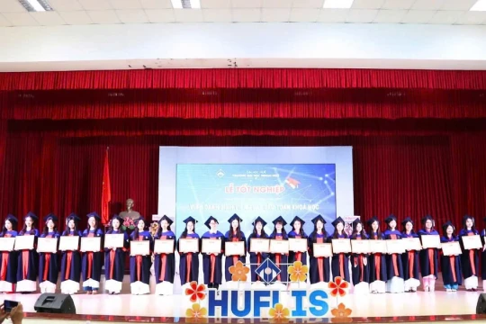 Trường Đại học Ngoại ngữ, Đại học Huế trao bằng cho hơn 1.100 tân cử nhân