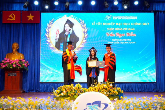 Gần 1.000 tân cử nhân Trường ĐH Mở TPHCM tốt nghiệp
