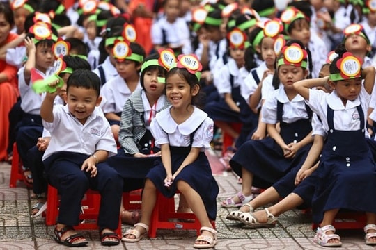 Miễn học phí: Mệnh lệnh vì dân, vì tương lai