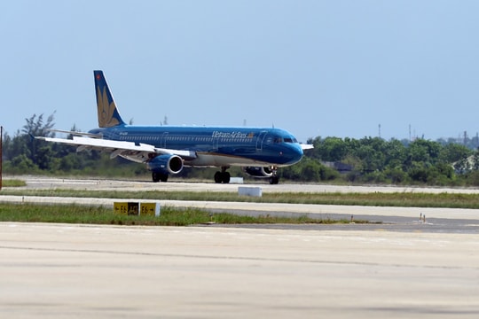 Máy bay Vietnam Airlines hạ cánh khẩn để cấp cứu hành khách