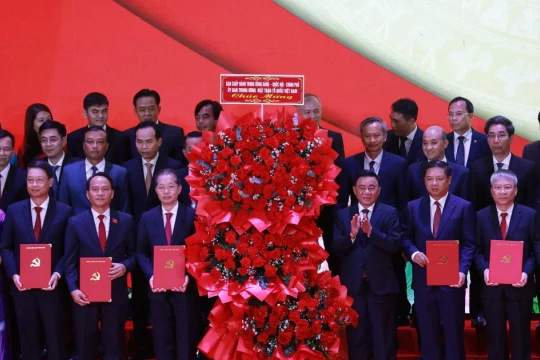 Lãnh đạo Thành uỷ, Tỉnh ủy, HĐND, UBND ở miền Trung sau khi hợp nhất