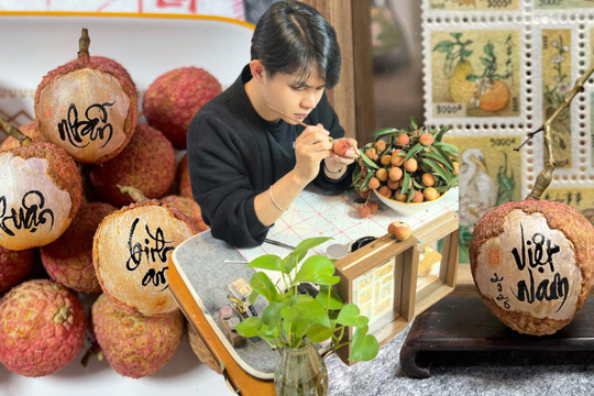 Viết thư pháp trên quả vải thiều, chàng trai gen Z Hà Nội gây sốt mạng