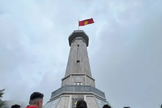 Lưu giữ lá cờ đầu tiên tại cột cờ A Pa Chải sau 56 ngày treo
