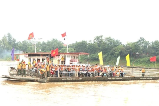 Tạm dừng vận hành phà quân sự qua sông Hồng tại khu vực cầu phao Phong Châu