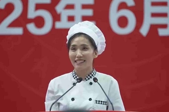 Nhân viên nhà ăn khiến sinh viên bật khóc trong lễ tốt nghiệp