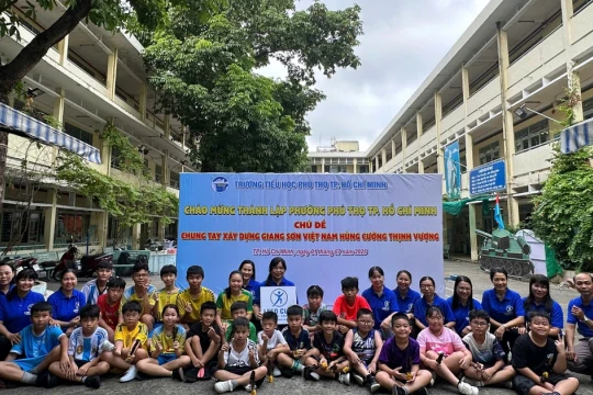 Trường học TPHCM tổ chức ngày đi bộ chào mừng thành lập chính quyền sau hợp nhất
