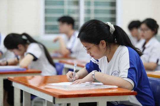 Chấm thi tốt nghiệp THPT 2025: Nhiều bài làm môn văn có điểm 6 - 6,5
