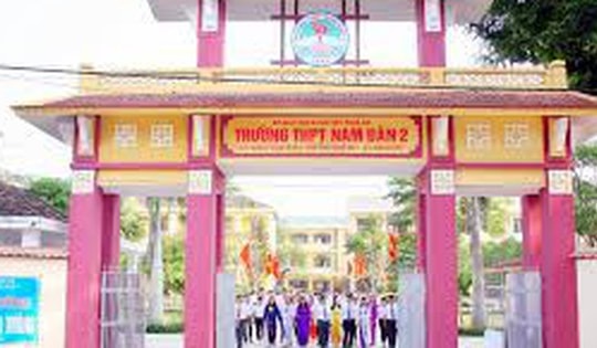 Một trường THPT tuyển sinh đợt 2 với mức điểm chuẩn 2,5 điểm