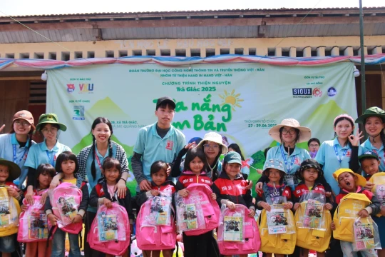 Sinh viên Đà Nẵng mang yêu thương đến trẻ em vùng cao Trà Tân