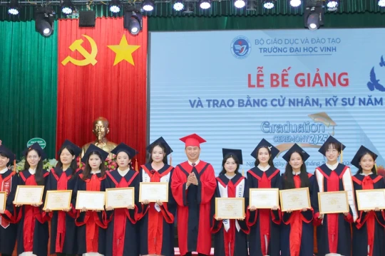 Trường Đại học Vinh tổ chức bế giảng và trao bằng tốt nghiệp năm 2025