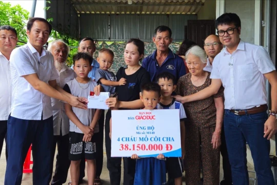 Trao hơn 38 triệu đồng đến 4 cháu mồ côi bố