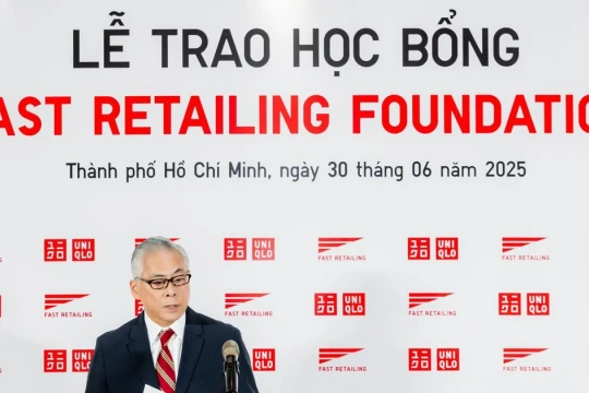'Công ty mẹ' của UNIQLO trao học bổng toàn phần cho 12 em học sinh THPT
