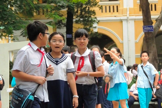 Con là thủ khoa, bố mẹ xin từ chối… khen ngợi