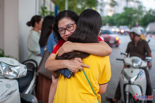 Phụ huynh Hà Nội 'lòng như lửa đốt' chờ điểm thi lớp 10 của con