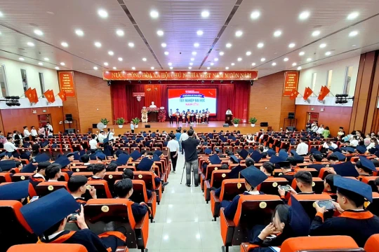 Trường ĐH Khoa học, Đại học Huế trao bằng tốt nghiệp cho 447 sinh viên