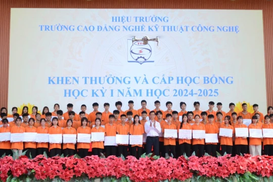 Hơn 600 triệu tiền học bổng trao cho sinh viên trường nghề