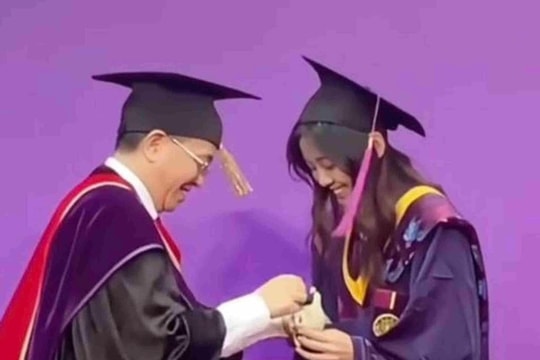 Tranh cãi việc sinh viên, nghiên cứu sinh mang Labubu lên nhận bằng