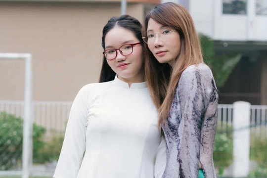 Cô gái giành cú đúp thủ khoa chuyên Anh ở Hà Nội