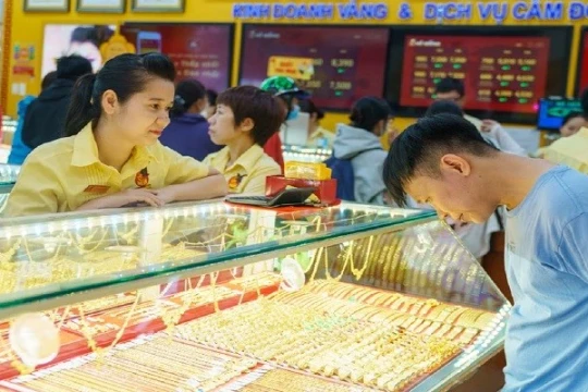 Giá vàng cuối tuần 6/7 đi ngang trên mốc 120 triệu đồng/lượng, thế giới giảm nhẹ