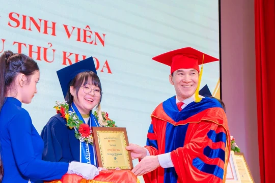Gần 2.000 sinh viên Trường ĐH Quốc tế Hồng Bàng nhận bằng tốt nghiệp