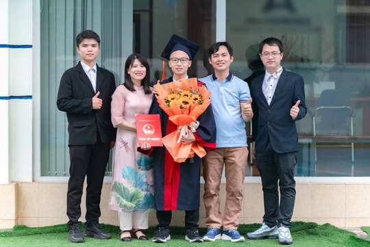 Mẹ thủ khoa chuyên toán toàn thành phố: "23h là giờ giới nghiêm"