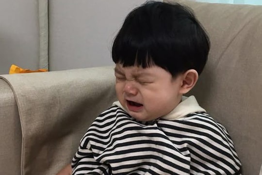 Con đang ngoan bỗng "sáng nắng chiều mưa", bố mẹ bế tắc không biết phải làm sao!