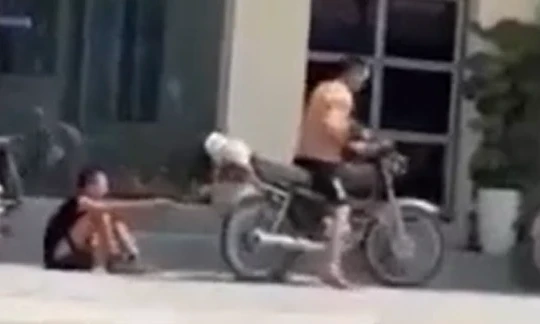 Bé trai bị xích chân vào xe máy kéo lê trên đường ở Hải Phòng
