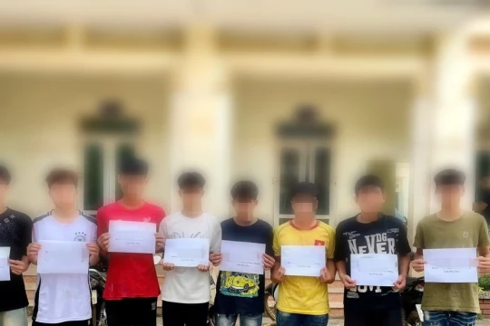 Triệu tập 8 thanh, thiếu niên ở Phú Thọ mang hung khí 'dạo chơi' ban đêm