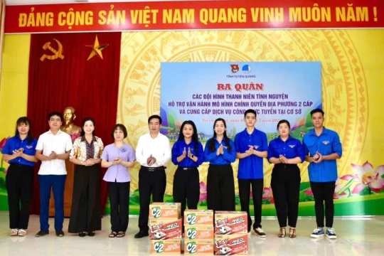 Gần 2.000 thanh niên hỗ trợ người dân dịch vụ hành chính công ở Tuyên Quang