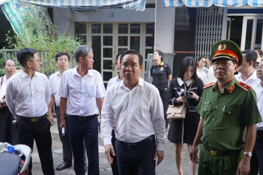 Chủ tịch UBND TPHCM đến hiện trường vụ cháy 8 người chết
