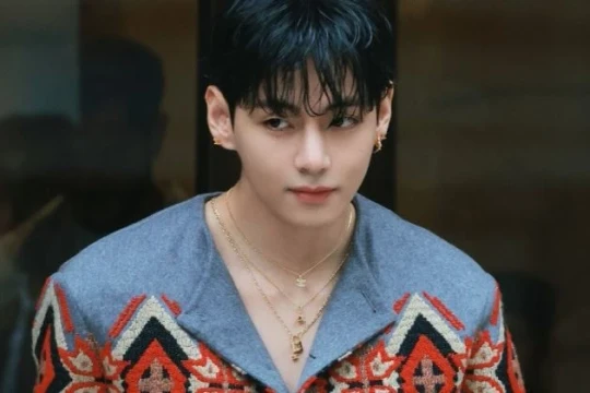 V (BTS) sánh cùng Ronaldo, Messi