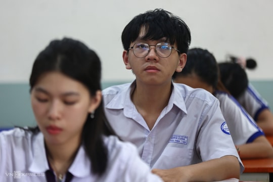 Một câu Vật lý thi tốt nghiệp THPT có hai đáp án