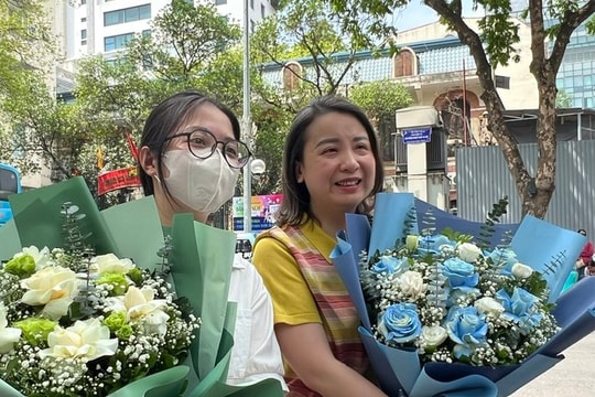 Con trượt lớp 10 công lập: Cha mẹ hãy dành ‘một cái ôm’