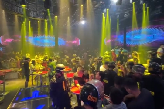 Clip: Hàng trăm cảnh sát đồng loạt đột kích 3 địa điểm ở TPHCM