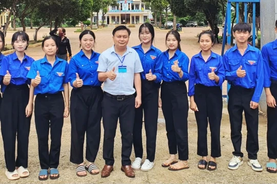 Học sinh vùng khó Đắk Lắk tham gia hỗ trợ hành chính công
