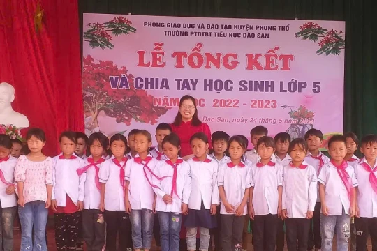 Cô giáo người Giáy bám bản chỉ mong học trò đủ no, đủ ấm đến trường