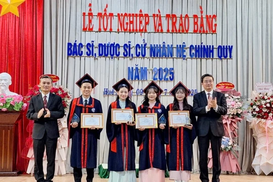 Trường Đại học Y – Dược, ĐH Huế trao bằng cho 1.297 bác sĩ, dược sĩ, cử nhân