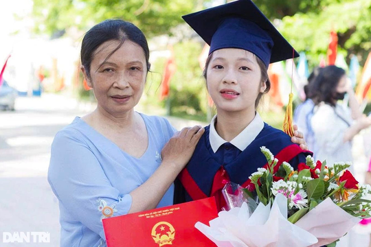 Phụ mẹ nhặt ve chai, nữ sinh 15 tuổi vẫn trở thành thủ khoa