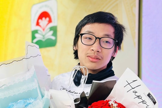 Nam sinh đưa em đến điểm thi nhờ người trông hộ đã trúng tuyển lớp 10 trường top