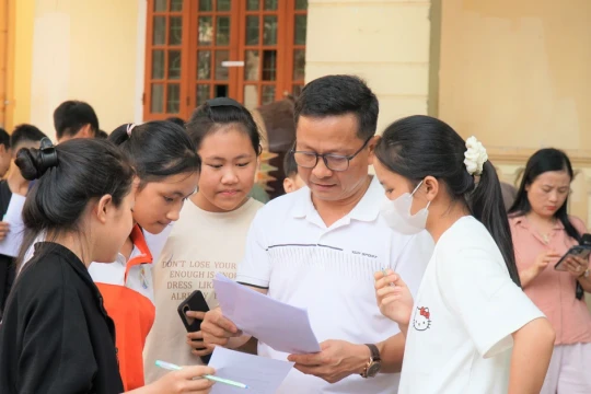 Nhà trường 'gỡ rối' cho học sinh khối 10 đăng ký lớp, nhóm môn lựa chọn