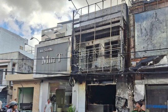 Cháy rụi cửa hàng điện thoại ở Cần Thơ