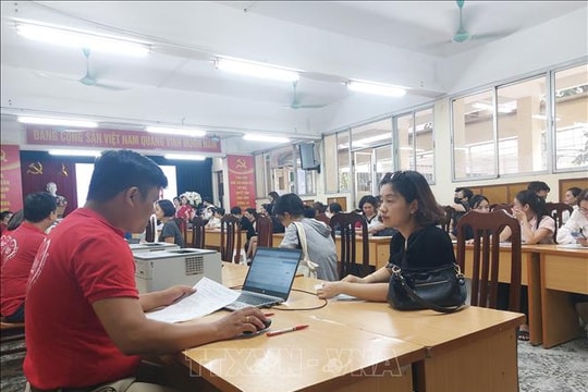 Nhập học lớp 10 tại Hà Nội: Nhiều phụ huynh tới trường nộp hồ sơ trực tiếp