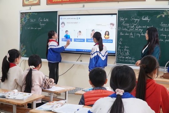 Gỡ khó dạy học tiếng Anh tăng cường theo Luật đấu thầu mới